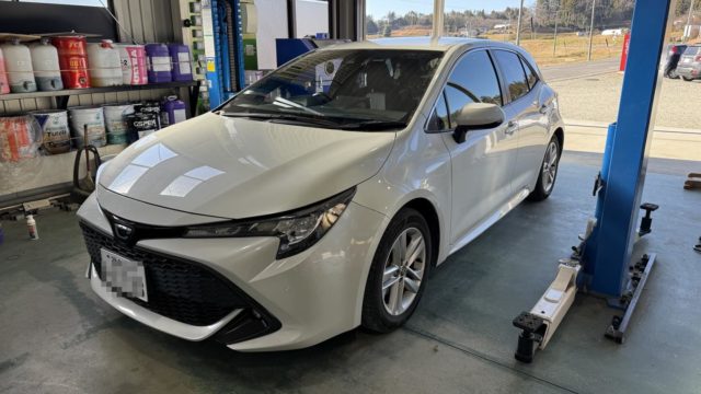 カローラスポーツ　NRE210

車検整備です

寒くなってきたのでバッテリートラブルが多くなる時期

近年の車はオートライトなのでバッテリーの消費が早いですね

株式会社THREE LINIEスリーライン
969-0232
福島県西白河郡矢吹町本城舘531-2
📞0248-21-6732 📠0248-21-6734
営業時間9：00〜18：00
水曜日定休
https://threelinie.com

#スリーライン #福島 #矢吹 #輸入車整備 
#バッテリー