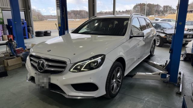 メルセデスベンツE250 W212

エンジンを止めるとリアの車高が下がる現象

その状態で数万キロ乗っていて等々

上がらなくなり来店。

買ったお店には輸入車はそんな物ですと言われたそうですが

そんなわけありません

株式会社THREE LINIEスリーライン
969-0232
福島県西白河郡矢吹町本城舘531-2
📞0248-21-6732 📠0248-21-6734
営業時間9：00〜18：00
水曜日定休
https://threelinie.com

#スリーライン #福島 #矢吹 #輸入車整備 
#整備工場