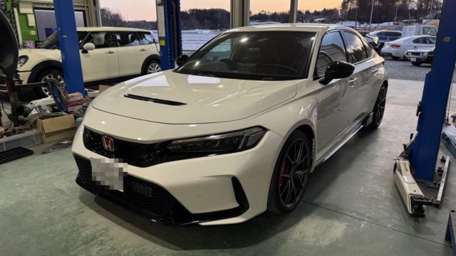 FL5シビックR

油脂類の交換です

ブレーキ、クラッチフルードはDIXCEL 328レーシング

ブレーキペダルタッチが変わる

冷却水はケミテック　PG55RCレーシングクーラント

暖まりやすく冷めやすい

エンジンオイルはロイヤルパープルHPS

アクセルにリニア、油圧確保

油脂類で車体のポテンシャルが変わる

タイプRは走るのが楽しいレーシング仕様

乗る楽しさが一層研ぎ澄まされる

FL5用レーシングパッケージ

スリーラインまで😊

株式会社THREE LINIEスリーライン
969-0232
福島県西白河郡矢吹町本城舘531-2
📞0248-21-6732 📠0248-21-6734
営業時間9：00〜18：00
水曜日定休
https://threelinie.com

#FL5 #シビック　#福島　#タイプR #レーシング