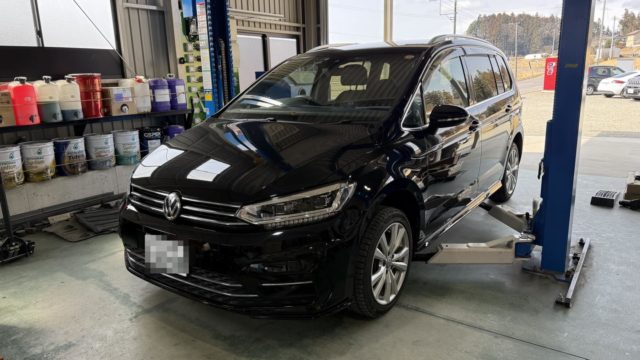 フォルクスワーゲン　トゥーラン

車検整備

低ダストタイプのパッドへ交換

バッテリーも容量が減ってきているので

早めに交換です

交換後は車両へバッテリー登録

登録しないと発電電圧が規定値まで上がらないので注意！

株式会社THREE LINIEスリーライン
969-0232
福島県西白河郡矢吹町本城舘531-2
📞0248-21-6732 📠0248-21-6734
営業時間9：00〜18：00
水曜日定休
https://threelinie.com

#スリーライン #福島 #矢吹 #輸入車整備 
#タイプR